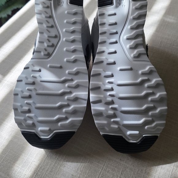 New Balance 311 V2 White Running Shoes W/irridecent logo BRAND NEW NWT UNWORN - Picture 4 of 10